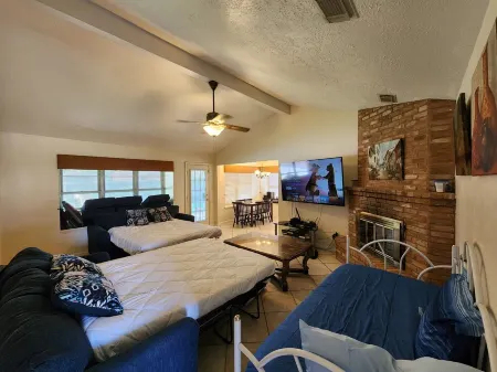 The Middle of EVERYWHERE. 30 min or less to Med. Center, Galleria, Kemah, Nasa