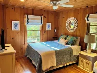 Beautiful Highlands cabin! 8 min to town-Pet friendly-lots of outdoor space Hotel in zona Trailhead for Yellow Mountain Trail