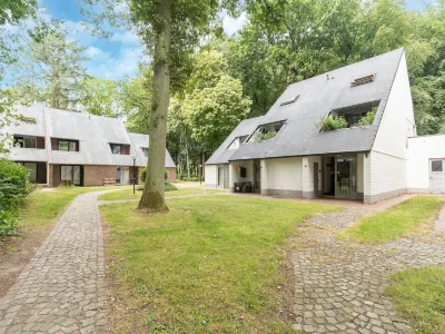 Apartment in Houthalen Oost with Pool Hôtels à proximité de : Royal Limburg Golf