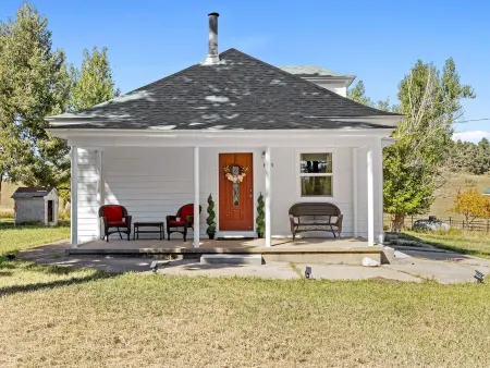 Beautifully remodeled ranch house in the mountains of Rye, CO