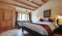 Treebo Premium Blue Mountain Country Club And Resort - piscina