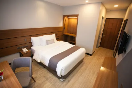 Embassy Hotel Отели рядом с достопримечательностью «Гейзано Бутуан»