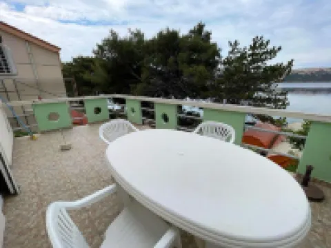 紅色公寓，可容納05人