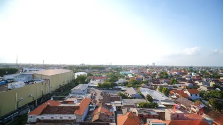 Homey and Comfy 2Br Apartment at Suncity Residence Отели рядом с достопримечательностью «Pos security Cluster saphire»