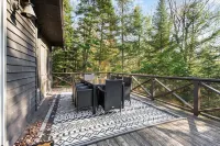 Cozy 4-Bedroom Cottage Nestled in the Trees by Kayuta Lake Отели в г. Форестпорт