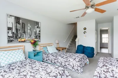 Spacious 7Br Getaway with Pool, Hot Tub & Arcades Gilleland Creek附近的飯店