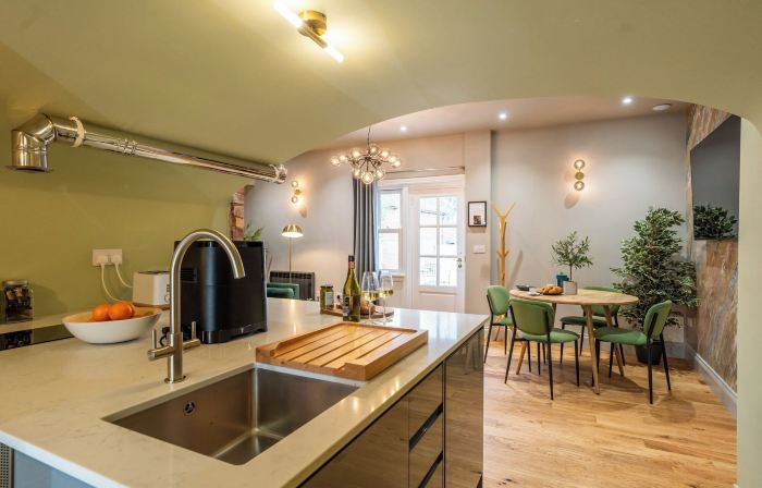 Commandery Vaults - Luxury Apartment in City Centre with Sky TV