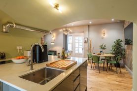 Commandery Vaults - Luxury Apartment in City Centre with Sky TV