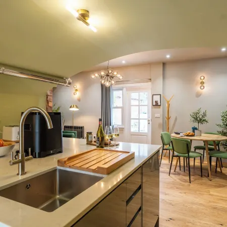 Commandery Vaults - Luxury Apartment in City Centre with Sky TV