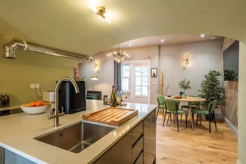 Commandery Vaults - Luxury Apartment in City Centre with Sky TV - 3-Star