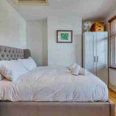 Stylish 2Bd with Private Garden and Sauna Rooms
