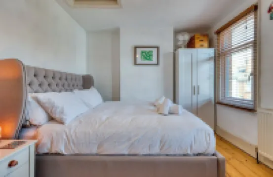 Stylish 2Bd with Private Garden and Sauna