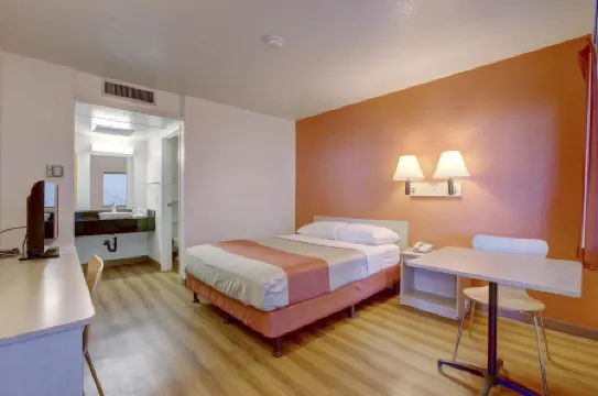 Motel 6 Corona, CA - Norco