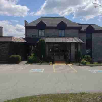 Quality Hotel & Suites Hotel Exterior