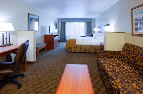 Holiday Inn Express & Suites Mason City Hotels in Mason City