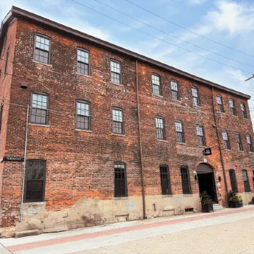 Pickle Factory Hotel - 2Br Next to Wenzel Distillery