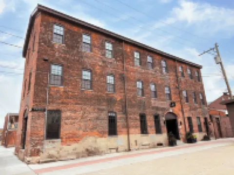 Pickle Factory Hotel - 2Br Next to Wenzel Distillery Hotels in 