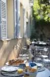 Maison Sumiane - Maison D Hotes et Locations Avec Piscine - breakfast