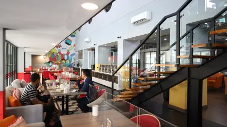 Moritz Hotel Rsab Harapan Kita Отели рядом со станцией Поездная станция Гамбир