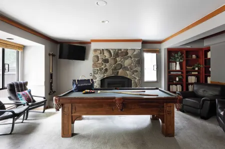 Skylight by AvantStay Elevated Mountain Home w Hot Tub, Billiards, Large Patio