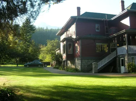 Sasquatch Crossing Eco Lodge B&B Отели в г. Фрейзер Вэлли C