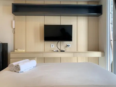 Cozy and Simply Look Studio Room Tokyo Riverside Pik 2 Apartment Отели рядом с достопримечательностью «Pelabuhan Tanjung Pasir»