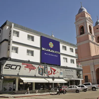 De la Plaza Hotel Hotel dekat Pantai Mansa