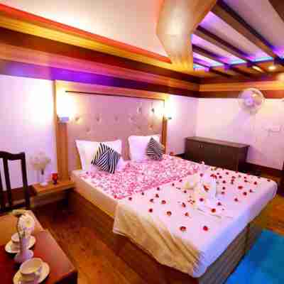 Indiavacationz Houseboat Rooms