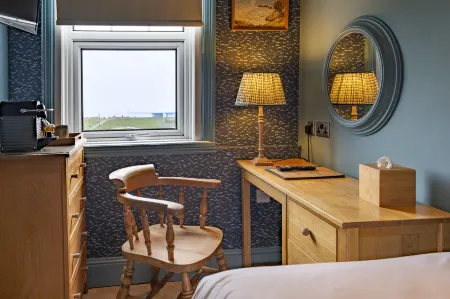 East Beach Guest House Отели рядом с достопримечательностью «Elmer Beach»