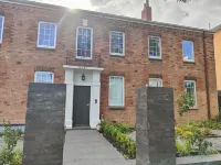 Luxury and grandeur with private courtyard Hotels near Swinburne University of Technology