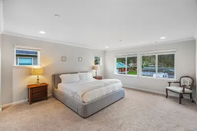 Serenity Shores in Kenmore Hotels near Red Brick Road Park