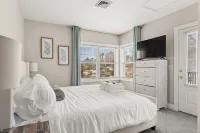 The Eastside ~ Modern Coastal Getaway w/ Pool, Private Beach, Sauna and Dock Hoteles en 