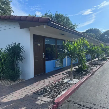 Econo Lodge Inn & Suites