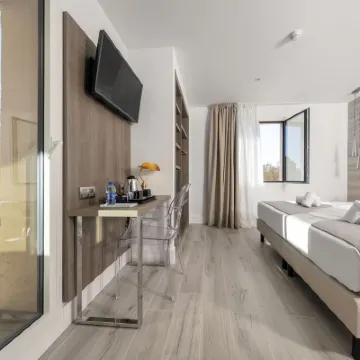 Hotel Oasis โรงแรมใกล้หาดบาร์เซโลเนตา