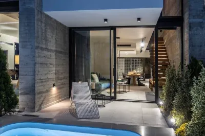 Ikies 3 Modern Eco-Friendly Private Seaview Signature Villas with a Pool โรงแรมใน