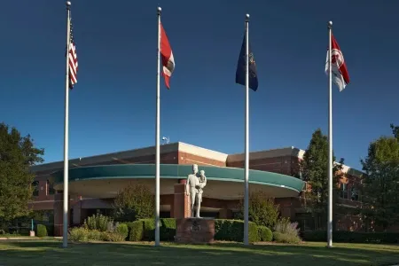 Bright 4BR w King Beds - Close to everything Erie!