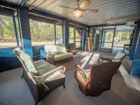 "FLOATS MY BOAT"- Suwannee River Home in Branford, FL, near area Springs, too!