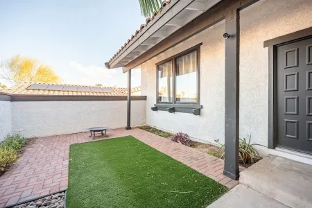 4BR Pool-House Vacation by the Strip! Family-Friendly! Отели рядом с достопримечательностью «Cactus Garden Dr»