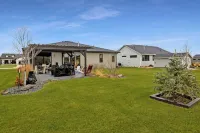 Elegant + Modern Home + Patio - Homestays