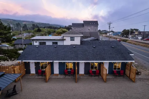 Beachfront Access and Cozy Patio Area - Charming Cottage Haven Hotel a Rockaway Beach