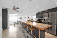 Stylish Kitchen and Lush Backyard Oasis - Modern Tropical Hotels in North Miami