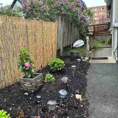 Smoke FREE Studio- walk to beaches, downtown! 5 min drive to Historic Salem! Hotel Exterior