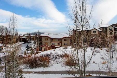 Spacious Condo with Private Balcony and Cozy Fireplace - Elegant Retreat