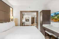 Remodeled Westgate Studio, resort amenities, multiple pools, tennis, onsite spa, restaurant