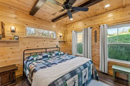 WiFi, Hot Tub & Pets - EagleRock Retreat in Red River Gorge, KY! Hotels in Lee County