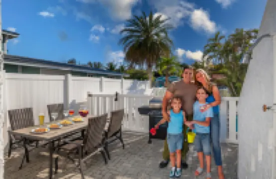 Private Entrance and Shared Pool Access - Charming Island Retreat