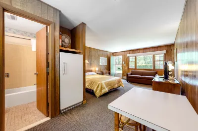 Attractive & convenient studio steps to water w/WiFi, water views, & kitchenette