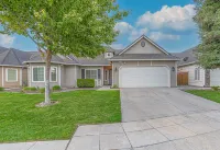 Beautiful home W/Pool Close to National Parks.