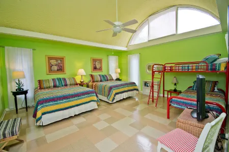 Dome Ceilings and Outdoor Entertaining Space - Unique Charming Retreat Отели в г. Эмералд Айл