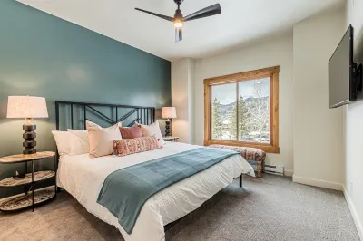 Upscale Finishes and Scenic Emerald Views - Luxurious Mountain Haven